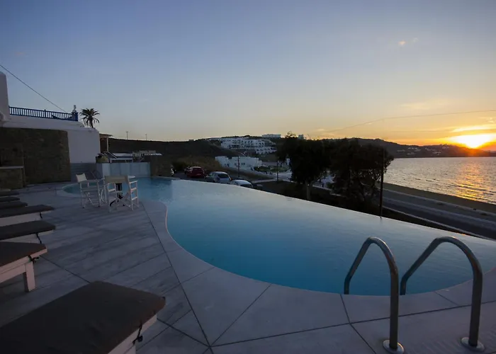 ميكونوس بيتش